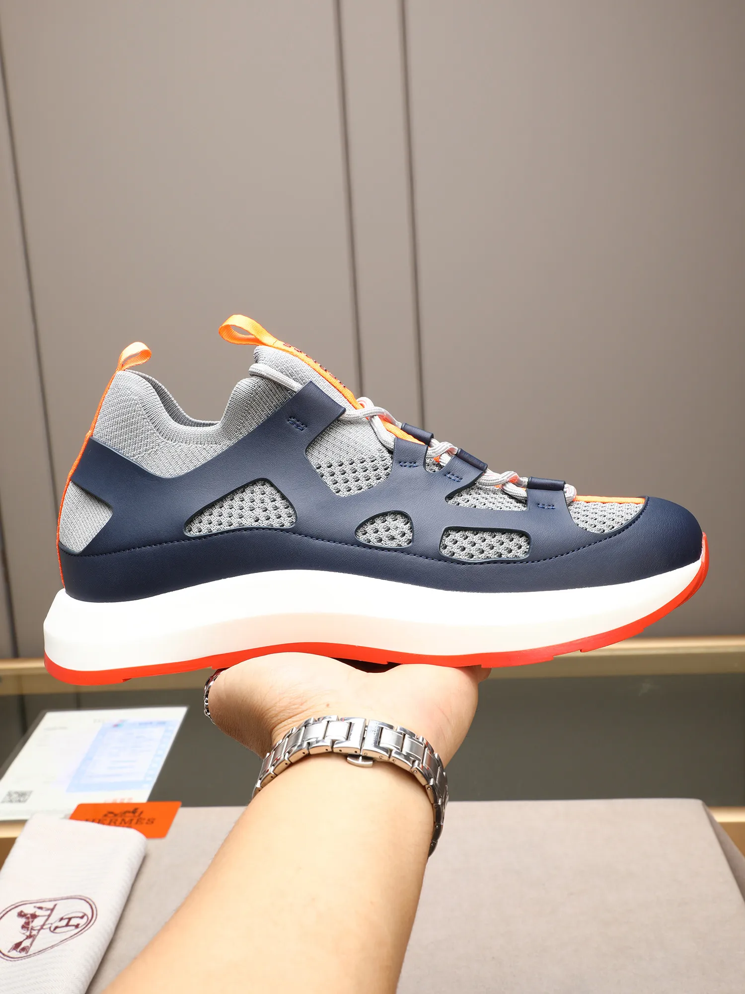 Men's shoes💰580 HERMES/Hermès men's rest sneakers! -High-end quality original casual sports shoes -Upper: high nappa calfskin, forging technology, knitted fabric, shoe brand webbing, injection molded brand logo -Inner: foot pad; water-dyed cowhide -Outsole: ultra-light TPU·rubber; two-color molded outsole -Ultra-high quality control·fine workmanship: highlighted (high-end·luxury·grade) Size: 38-39-40-41-42-43-44 (45 can be customized)